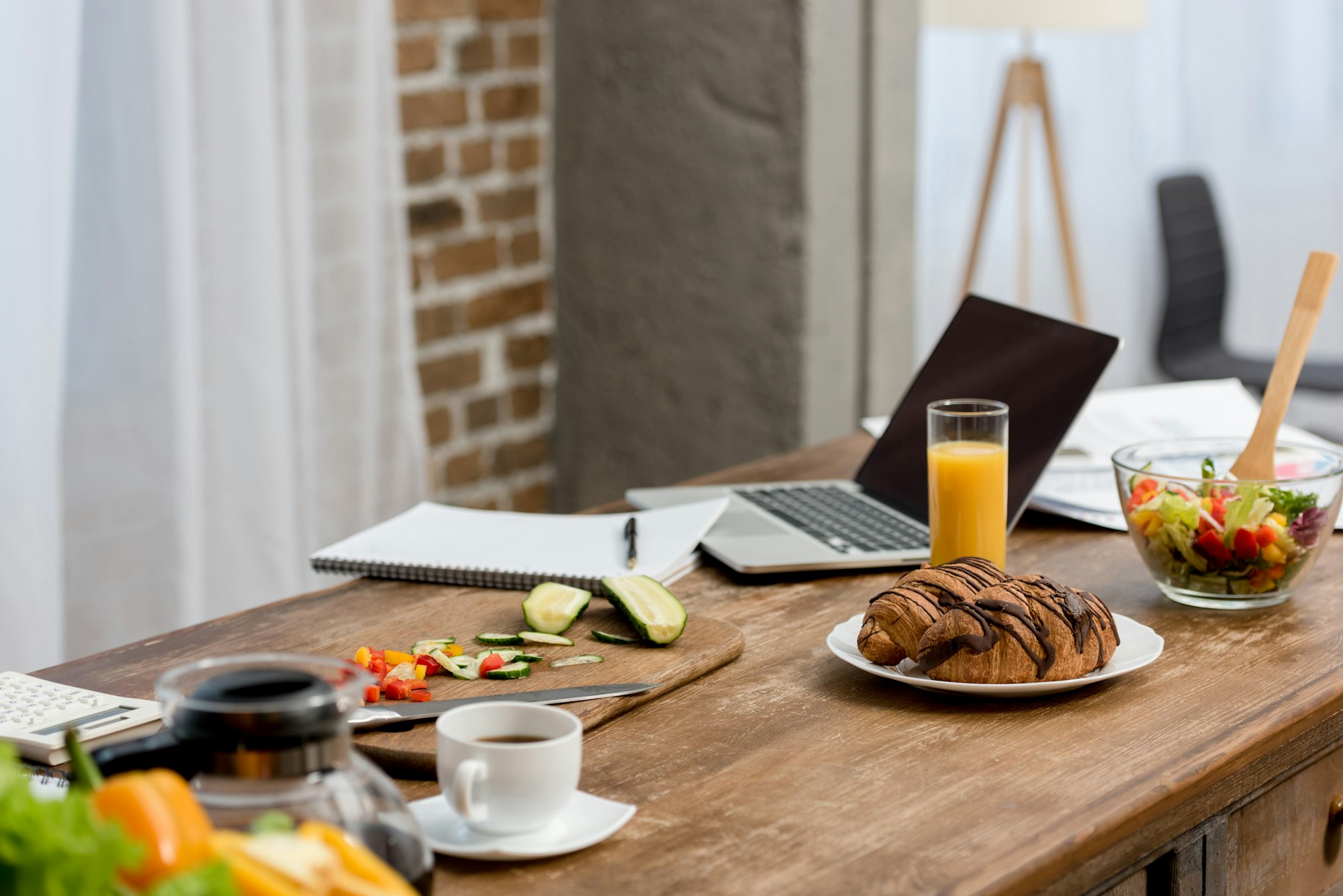Lire la suite à propos de l’article Comment maintenir une alimentation équilibrée en travaillant à domicile ?